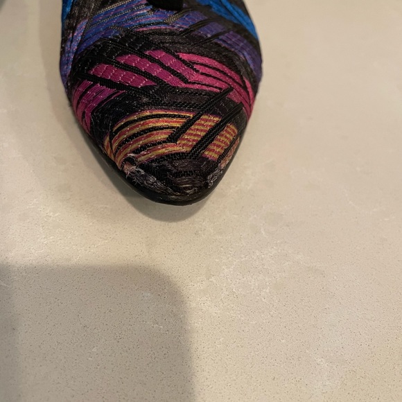 Stunning multicolored embroidered mesh flat - Picture 3 of 7